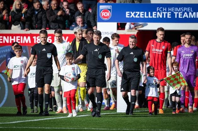 Led by referee Patrick Ittrich, the teams enter the pitch, 1 FC Heidenheim 1846 vs SV Werder Bremen, DFL, Bundesliga, Saison 2025 2026, Voith Arena, Hinrunde, 7 Spieltag, 18 10 2025 DFB regulations prohibit any use of photographs as image sequences and or quasi video Heidenheim Baden Wuerttemberg Germany Copyright: xkolbert-press MartinxAgüerax