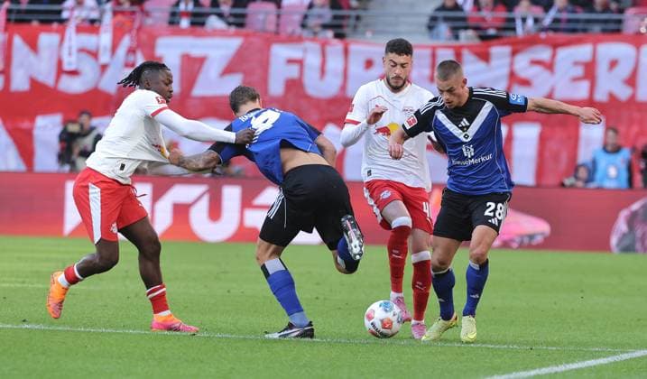 Johan Bakayoko, Luka Vuskovic, Romulo, Miro Muheim on the ball duel match scene action sport football soccer soccer DFL Bundesliga men 7 matchday season 2025 2026 18 10 2025 Rasen Ballsport RB Leipzig RBL vs Hamburger SV HSV in the RedBull Arena DFL regulations prohibit any use of photographs as image sequences and or quasi video