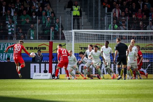 Goal kick by Niklas Dorsch 30 1FC Heidenheim 1846 , 1 FC Heidenheim 1846 vs SV Werder Bremen, DFL, Bundesliga, Saison 2025 2026, Voith Arena, Hinrunde, 7 Spieltag, 18 10 2025 DFB regulations prohibit any use of photographs as image sequences and or quasi video Heidenheim Baden Wuerttemberg Germany Copyright: xkolbert-press MartinxAgüerax