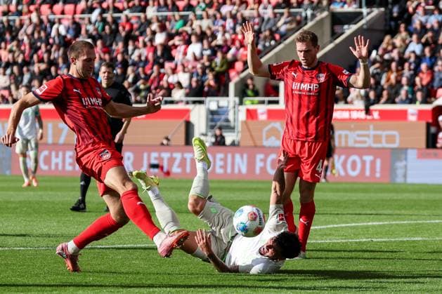 Action between Jonas Foehrenbach 19 1FC Heidenheim 1846 , left, and Cameron Puertas 18 SV Werder Bremen and Tim Siersleben 4 1FC Heidenheim 1846 , 1 FC Heidenheim 1846 vs SV Werder Bremen, DFL, Bundesliga, Saison 2025 2026, Voith Arena, Hinrunde, 7 Spieltag, 18 10 2025 DFB regulations prohibit any use of photographs as image sequences and or quasi video Heidenheim Baden Wuerttemberg Germany Copyright: xkolbert-press MartinxAgüerax