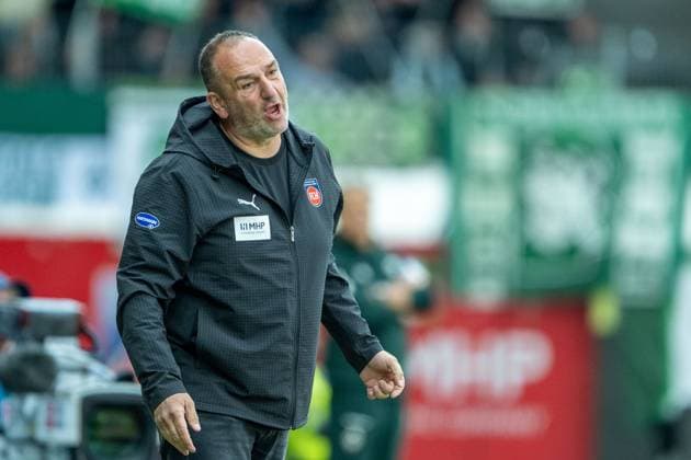 Frank Schmidt FC Heidenheim, Head Coach , Gesture, gestures, GER, 1 FC Heidenheim vs Werder Bremen, Football, Bundesliga, Matchday 7, Season 2025 2026, 18 10 2025, DFL DFB REGULATES PROHIBIT ANY USE OF PHOTOGRAPHS AS IMAGE SEQUENCES AND OR QUASI VIDEO, GER, 1 FC Heidenheim vs Werder Bremen, Football, Bundesliga, Matchday 7, Season 2025 2026, 18 10 2025 Heidenheim Copyright: xEibner-Pressefotox EP_EER
