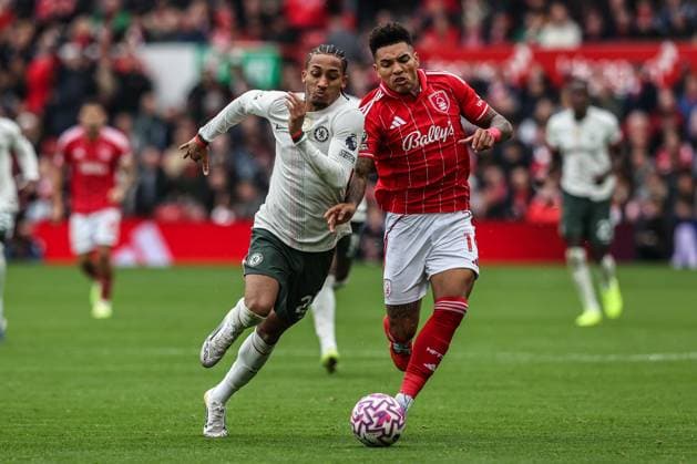 Premier League Nottingham Forest v Chelsea Reece James of Chelsea and Igor Jesus of Nottingham Forest battle for the ball during the Premier League match Nottingham Forest vs Chelsea at City Ground, Nottingham, United Kingdom, 18th October 2025 (Photo by Alfie Cosgrove News Images) Nottingham City Ground Nottinghamshire United Kingdom Copyright: xAlfiexCosgrove NewsxImagesx