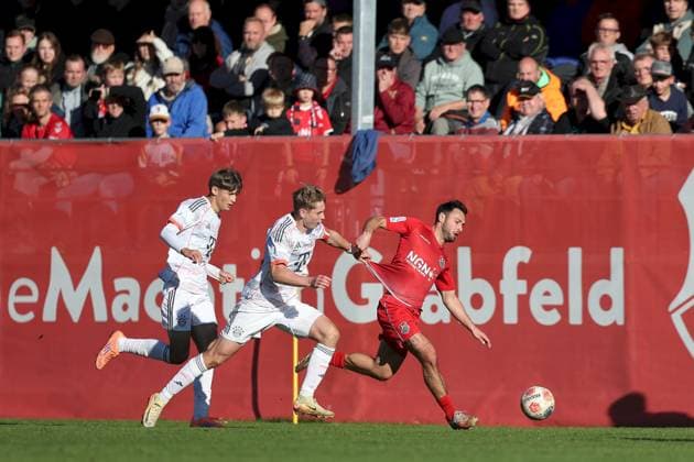 18 10 2025, xjcx, Men, Football, Season 2025 2026, Regionalliga Bayern, 14 Matchday TSV Aubstadt FC Bayern Muenchen II Magnus Dalpiaz 2, FC Bayern München II , Anton Heinz 10, FC Bayern München II and Timo Pitter 10, TSV Aubstadt Sulzfeld Schulstadion Aubstadt Bayern Germany