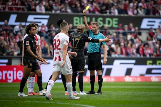 1 FC Koeln vs FC Augsburg, 18 10 2025 KOELN, GERMANY OCTOBER 18 Referee Timo Gerach Landau shows Kristijan Jakic FC Augsburg, 17 the yellow card during the Bundesliga match between 1 FC Koeln vs FC Augsburg at the Rheinenergie Stadion on matchday 7 of the 1 Bundesliga on October 18, 2025 in Koeln, Germany DFL REGULATIONS PROHIBIT ANY USE OF PHOTOGRAPHS AS IMAGE SEQUENCES AND OR QUASI VIDEO Copyright: xBEAUTIFULxSPORTS AxelxKohringx