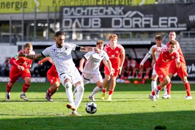 Goalscorer Pascal Testroet SVS, 37 , player of SV Sandhausen SVS , scores the goal to 2 2, goal, goal success, highlight, action, action scene, 18 10 2025, Sandhausen Germany , Football, Regionalliga Südwest, SV Sandhausen 1 FSV Mainz 05 II xozx