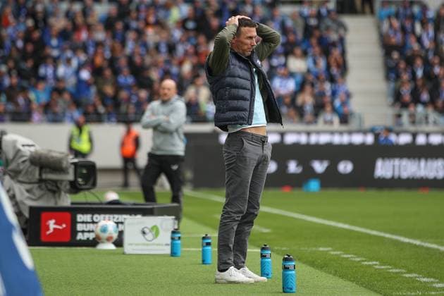 Christian Eichner Karlsruher SC, Head Coach beats his hands over his head, Karlsruher SC vs 1 FC Kaiserslautern, 2 Bundesliga, 9 Matchday, 2025 2026, 18 10 2025, DFL REGULATES PROHIBIT ANY USE OF PHOTOGRAPHS AS IMAGE SEQUENCES AND OR QUASI VIDEO, Karlsruher SC vs 1 FC Kaiserslautern, 2 Bundesliga, 9 Matchday, 2025 2026, 18 10 2025 Karlsruhe Copyright: xEibner-Pressefoto JanxPrihodax EP_JPA