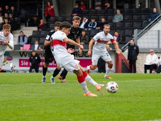 Penalty kick by Nicolas Sessa VfB Stuttgart II, 10 to 2 0 GER, VfB Stuttgart II vs 1 FC Schweinfurth, Football, 3 Liga, 2025 2026 season, 18 10 2025 GER, VfB Stuttgart II vs 1 FC Schweinfurth, Football, 3 Liga, 2025 2026 season, 18 10 2025 Aspach Copyright: xEibner-Pressefoto CarstenxSchwerx EP_CSG