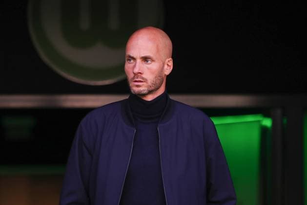 18 10 2025, xgox, Soccer 1 Bundesliga VfL Wolfsburg VfB Stuttgart emspor, v l Paul Simonis Wolfsburg, Coach DFL DFB REGULATIONS PROHIBIT ANY USE OF PHOTOGRAPHS as IMAGE SEQUENCES and or QUASI VIDEO Wolfsburg
