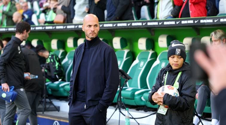 18 10 2025, Germany, Wolfsburg, Soccer Bundesliga, Season 2025 2026, VfL Wolfsburg vs VfB Stuttgart, VfL Coach Paul Simonis
