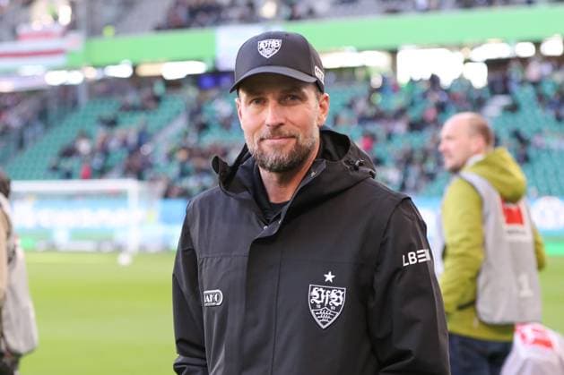 18 10 2025, xgox, Soccer 1 Bundesliga VfL Wolfsburg VfB Stuttgart emspor, v l Sebastian Hoeness Hoeneß, Stuttgart, Trainer DFL DFB REGULATIONS PROHIBIT ANY USE OF PHOTOGRAPHS as IMAGE SEQUENCES and or QUASI VIDEO Wolfsburg