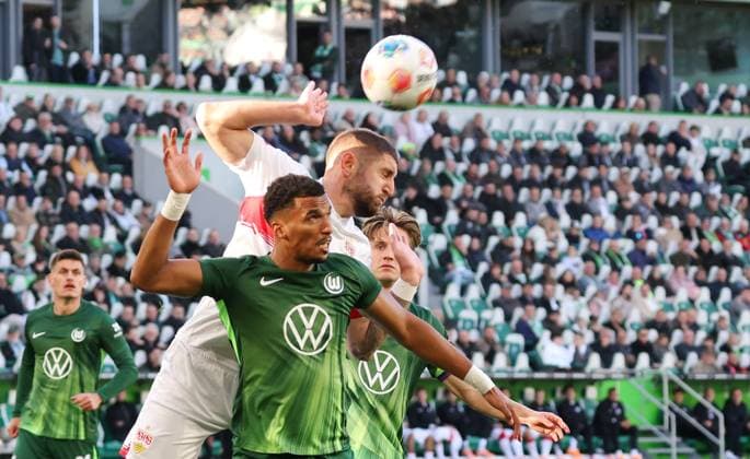 18 10 2025, Germany, Wolfsburg, Soccer Bundesliga, Season 2025 2026, VfL Wolfsburg vs VfB Stuttgart, f l Jeff Chabot VfB , Moritz Jenz VfL