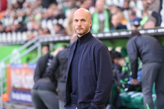 18 10 2025, xgox, Soccer 1 Bundesliga VfL Wolfsburg VfB Stuttgart emspor, v l Paul Simonis Wolfsburg, Coach DFL DFB REGULATIONS PROHIBIT ANY USE OF PHOTOGRAPHS as IMAGE SEQUENCES and or QUASI VIDEO Wolfsburg