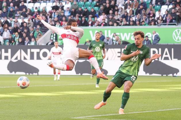 18 10 2025, xgox, Football 1 Bundesliga VfL Wolfsburg VfB Stuttgart emspor, v l Lorenz Assignon Stuttgart, 22 , Aaron Zehnter Wolfsburg, 25 duel, duel, fight, tackle DFL DFB REGULATIONS PROHIBIT ANY USE OF PHOTOGRAPHS as IMAGE SEQUENCES and or QUASI VIDEO Wolfsburg
