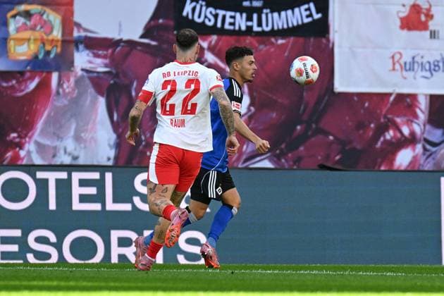 Soccer I Men I Season 2025 2026 I Bundesliga I Matchday 7 I RB Leipzig Hamburger SV I 18 10 2025 David Raum 22, RB Leipzig runs William Mikelbrencis 2, Hamburger SV to Leipzig Red Bull Arena Saxony Germany Copyright: xLobeca InesxHähnelx
