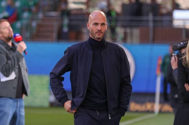 18 10 2025, xgox, Soccer 1 Bundesliga VfL Wolfsburg VfB Stuttgart emspor, v l Paul Simonis Wolfsburg, Coach DFL DFB REGULATIONS PROHIBIT ANY USE OF PHOTOGRAPHS as IMAGE SEQUENCES and or QUASI VIDEO Wolfsburg