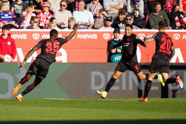 Christian Kofane Bayer 04 Leverkusen celebrates the goal to 0 2 with Ezequiel Fernandez Bayer 04 Leverkusen and Alejandro Grimaldo Bayer 04 Leverkusen , FSV Mainz 05 vs Bayer 04 Leverkusen, Football, 1 Bundesliga, 7 Matchday, Saison 2025 2026, 18 10 2025 DFB regulations prohibit any use of photographs as image sequences and or quasi video FSV Mainz 05 vs Bayer 04 Leverkusen, Football, 1 Bundesliga, 7 Matchday, Saison 2025 2026, 18 10 2025 Copyright: xEibner-Pressefoto AlexanderxNeisx EP_ANS