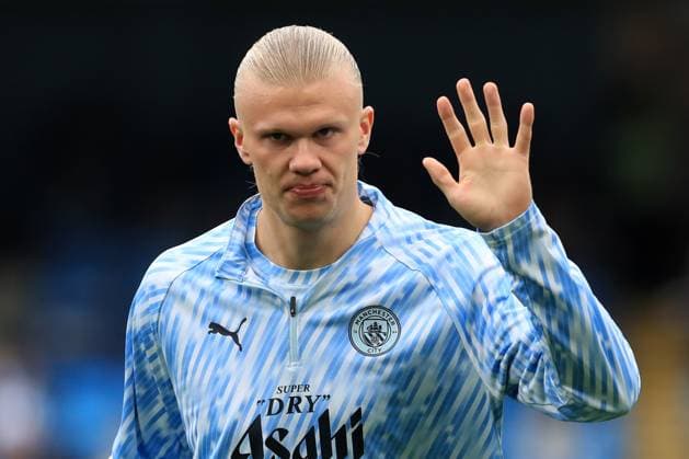 18th October 2025; Etihad Stadium, Manchester, Lancashire, England; Premier League Football, Manchester City versus Everton; Erling Haaland of Manchester City waves to supporters  DxB