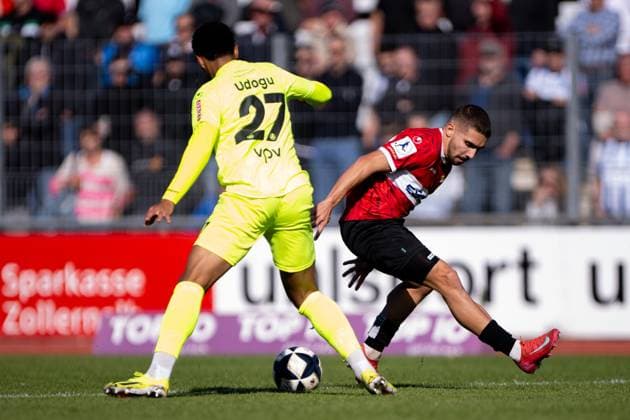 Jonas Braendle, TSG Balingen, 27 , right against David Udogu SV Stuttgarter Kickers, 27 , TSG Balingen vs SV Stuttgarter Kickers, Football, Regionalliga Suedwest, Matchday 13, Season 2025 2026, 18 10 2025, Eibner Pressefoto Andreas Ulmer TSG Balingen vs SV Stuttgarter Kickers, Football, Regionalliga Suedwest, Matchday 13, Season 2025 2026, 18 10 2025, Balingen Copyright: xEibner-Pressefoto AndreasxUlmerx EP_AUR