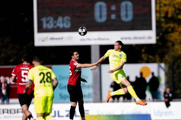 Captain Matthias Schmitz, TSG Balingen, 25 , left, against Freddy Marlon Fass, SV Stuttgarter Kickers, 14 , TSG Balingen vs SV Stuttgarter Kickers, Football, Regionalliga Suedwest, Matchday 13, Season 2025 2026, 18 10 2025, Eibner Pressefoto Andreas Ulmer TSG Balingen vs SV Stuttgarter Kickers, Football, Regionalliga Suedwest, Matchday 13, Season 2025 2026, 18 10 2025, Balingen Copyright: xEibner-Pressefoto AndreasxUlmerx EP_AUR