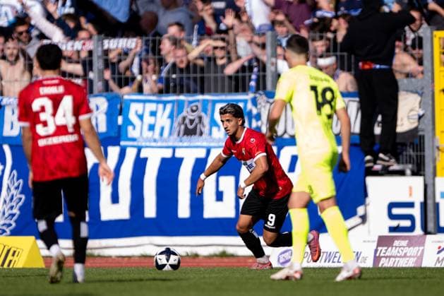 Zeki Goerkem Koca, TSG Balingen, 09 , in front of the Kickers fans, TSG Balingen vs SV Stuttgarter Kickers, Football, Regionalliga Suedwest, Matchday 13, Season 2025 2026, 18 10 2025, Eibner Pressefoto Andreas Ulmer TSG Balingen vs SV Stuttgarter Kickers, Football, Regionalliga Suedwest, Matchday 13, Season 2025 2026, 18 10 2025, Balingen Copyright: xEibner-Pressefoto AndreasxUlmerx EP_AUR