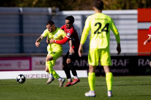 Lukas Kiefer SV Stuttgarter Kickers, 28 , left in duel with Amnay Moutassime, TSG Balingen, 18 , TSG Balingen vs SV Stuttgarter Kickers, Soccer, Regionalliga Suedwest, Matchday 13, Season 2025 2026, 18 10 2025, Eibner Pressefoto Andreas Ulmer TSG Balingen vs SV Stuttgarter Kickers, Soccer, Regionalliga Suedwest, Matchday 13, Season 2025 2026, 18 10 2025, Balingen Copyright: xEibner-Pressefoto AndreasxUlmerx EP_AUR