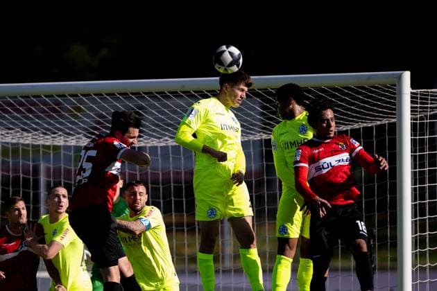 Header duel in the Stuttgart penalty area, right Amnay Moutassime, TSG Balingen, 18 , TSG Balingen vs SV Stuttgarter Kickers, Football, Regionalliga Suedwest, Matchday 13, Season 2025 2026, 18 10 2025, Eibner Pressefoto Andreas Ulmer TSG Balingen vs SV Stuttgarter Kickers, Football, Regionalliga Suedwest, Matchday 13, Season 2025 2026, 18 10 2025, Balingen Copyright: xEibner-Pressefoto AndreasxUlmerx EP_AUR