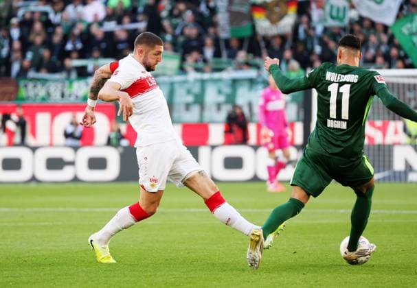 18 10 2025, Germany, Wolfsburg, Soccer Bundesliga, Season 2025 2026, VfL Wolfsburg vs VfB Stuttgart, f l Jeff Chabot VfB , Adam Daghim VfL