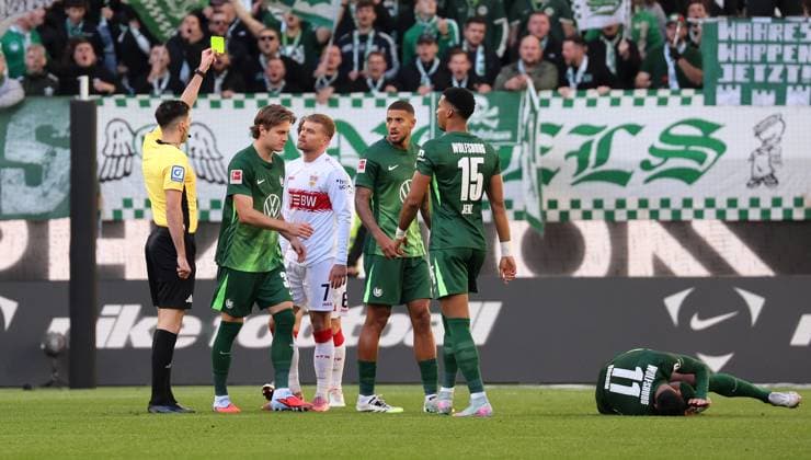 18 10 2025, Germany, Wolfsburg, Soccer Bundesliga, Season 2025 2026, VfL Wolfsburg vs VfB Stuttgart, Referee Florian Badstübner shows Maximilian Mittelstädt VfB the yellow card