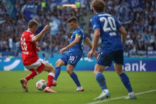 Marvin Wanitzek Karlsruher SC, 10 tunnelt Paul Joly 1 FC Kaiserslautern, 26 David Herold Karlsruher SC, 20 , Karlsruher SC vs 1 FC Kaiserslautern, 2 Bundesliga, 9 Matchday, 2025 2026, 18 10 2025, DFL REGULATES PROHIBIT ANY USE OF PHOTOGRAPHS AS IMAGE SEQUENCES AND OR QUASI VIDEO, Karlsruher SC vs 1 FC Kaiserslautern, 2 Bundesliga, Matchday 9, 2025 2026, 18 10 2025 Karlsruhe Copyright: xEibner-Pressefoto JanxPrihodax EP_JPA