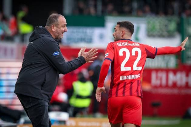 Head coach Frank Schmidt 1FC Heidenheim 1846 in conversation with Arijon Ibrahimovic 22 1FC Heidenheim 1846 , 1 FC Heidenheim 1846 vs SV Werder Bremen, DFL, Bundesliga, Saison 2025 2026, Voith Arena, Hinrunde, 7 Spieltag, 18 10 2025 DFB regulations prohibit any use of photographs as image sequences and or quasi video Heidenheim Baden Wuerttemberg Germany Copyright: xkolbert-press MartinxAgüerax