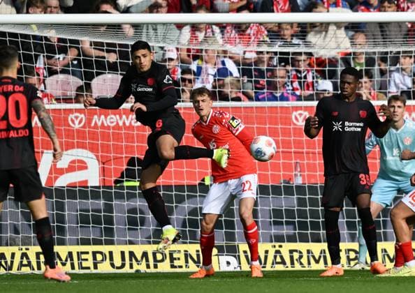 18 10 2025, xsltx, Soccer 1 Bundesliga, FSV Mainz 05 Bayer 04 Leverkusen v l Hackentrick von Ezequiel Fernandez Bayer 04 Leverkusen DFL DFB REGULATIONS PROHIBIT ANY USE OF PHOTOGRAPHS as IMAGE SEQUENCES and or QUASI VIDEO