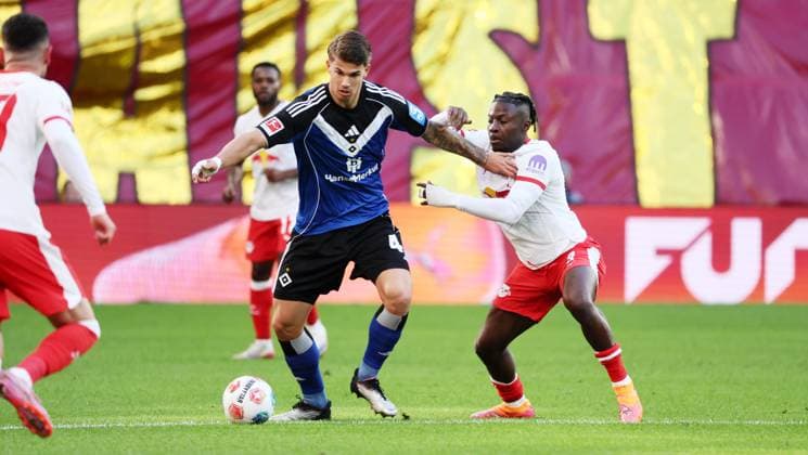 RB Leipzig Hamburg Bundesliga Leipzig, 18 10 2025, Red Bull Arena, Fußball, 1 Bundesliga, 7 Spieltag , RB Leipzig vs Hamburger SV, Im Bild von links Luka Vuskovic 44, HSV , Johan Bakayoko 9, RB Leipzig , Nur zur redaktionellen Nutzung Only editorial use , DFL DFB regulations prohibit any use of photographs as image sequences and or quasi video ,