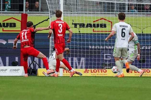 Budu Zivzivadze 12 1FC Heidenheim 1846 with a great chance thwarted by Marco Friedl 32 SV Werder Bremen, 1 FC Heidenheim 1846 vs SV Werder Bremen, DFL, Bundesliga, Saison 2025 2026, Voith Arena, Hinrunde, 7 Spieltag, 18 10 2025 DFB regulations prohibit any use of photographs as image sequences and or quasi video Heidenheim Baden Wuerttemberg Germany Copyright: xkolbert-press MartinxAgüerax