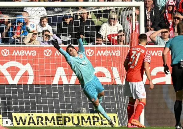 18 10 2025, xsltx, Soccer 1 Bundesliga, FSV Mainz 05 Bayer 04 Leverkusen v l Lasse Rieß 1 FSV Mainz 05 parries a shot by Jonas Hofmann Bayer 04 Leverkusen DFL DFB REGULATIONS PROHIBIT ANY USE OF PHOTOGRAPHS as IMAGE SEQUENCES and or QUASI VIDEO