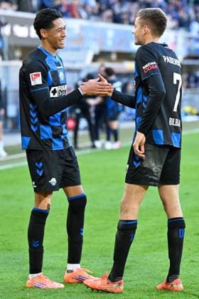Paderborn, Home Deluxe Arena, 18 10 25, GER, Herren, 2 Bundesliga, Saison 2025 2026, SC Paderborn 07 DSC Arminia Bielefeld Bild Filip BILBIJA Paderborn jubilates after his goal to 3 2 with Santiago CASTANEDA Paderborn DFL regulations prohibit any use of photographs as image sequences and or quasi video NRW Germany