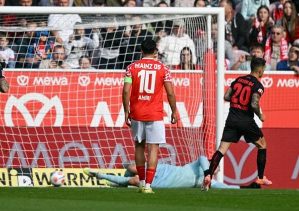 18 10 2025, xsltx, Soccer 1 Bundesliga, FSV Mainz 05 Bayer 04 Leverkusen v l Lasse Rieß 1 FSV Mainz 05 stretches in vain after Alejandro Grimaldo Bayer 04 Leverkusens penalty kick , observer is Nadiem Amiri 1 FSV Mainz 05 10 DFL DFB REGULATIONS PROHIBIT ANY USE OF PHOTOGRAPHS as IMAGE SEQUENCES and or QUASI VIDEO