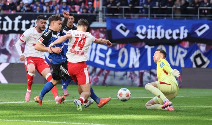 RB Leipzig Hamburg Bundesliga Leipzig, 18 10 2025, Red Bull Arena, Soccer, 1 Bundesliga, 7 Matchday , RB Leipzig vs Hamburger SV, In the picture Goal chance for RB Leipzig Christoph Baumgartner 14, RB Leipzig , Goalkeeper Daniel Heuer Fernandes 1, HSV , For editorial use only Only editorial use , DFL DFB regulations prohibit any use of photographs as image sequences and or quasi video ,