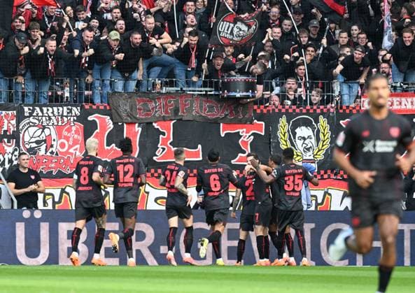 18 10 2025, xsltx, Soccer 1 Bundesliga, FSV Mainz 05 Bayer 04 Leverkusen v l Leverkusen cheers after Alejandro Grimaldo Bayer 04 Leverkusen DFL DFB REGULATIONS PROHIBIT ANY USE OF PHOTOGRAPHS as IMAGE SEQUENCES and or QUASI VIDEO