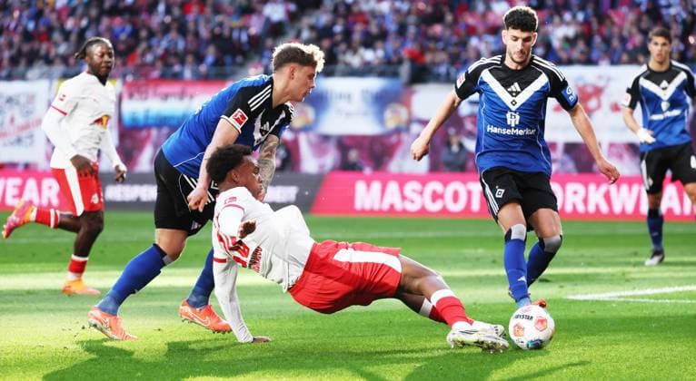 RB Leipzig Hamburg Bundesliga Leipzig, 18 10 2025, Red Bull Arena, Fußball, 1 Bundesliga, 7 Spieltag , RB Leipzig vs Hamburger SV, Im Bild von vorn Assan Ouedraogo 20, RB Leipzig , Nicolai Remberg 21, HSV , Daniel Elfadli 8, HSV , Nur zur redaktionellen Nutzung Only editorial use , DFL DFB regulations prohibit any use of photographs as image sequences and or quasi video ,