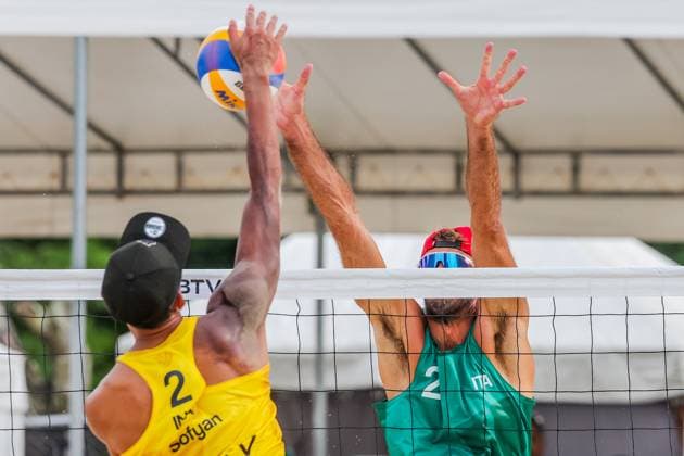 (251018) -- LAGUNA PROVINCE, Oct. 18, 2025 -- Sofyan Rachman Efendi (front) of Indonesia competes against Alex Ranghieri of Italy during the men s quarterfinal match between Manuel Alfieri Alex Ranghieri of Italy and Bintang Akbar Sofyan Rachman Efendi of Indonesia at the Volleyball World Beach Pro Tour in Laguna Province, the Philippines, Oct. 18, 2025. ) (SP)THE PHILIPPINES-LAGUNA PROVINCE-VOLLEYBALL WORLD BEACH PRO TOUR ROUELLExUMALI 