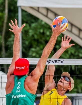 (251018) -- LAGUNA PROVINCE, Oct. 18, 2025 -- Bintang Akbar (back) of Indonesia competes against Alex Ranghieri of Italy during the men s quarterfinal match between Manuel Alfieri Alex Ranghieri of Italy and Bintang Akbar Sofyan Rachman Efendi of Indonesia at the Volleyball World Beach Pro Tour in Laguna Province, the Philippines, Oct. 18, 2025. ) (SP)THE PHILIPPINES-LAGUNA PROVINCE-VOLLEYBALL WORLD BEACH PRO TOUR ROUELLExUMALI 