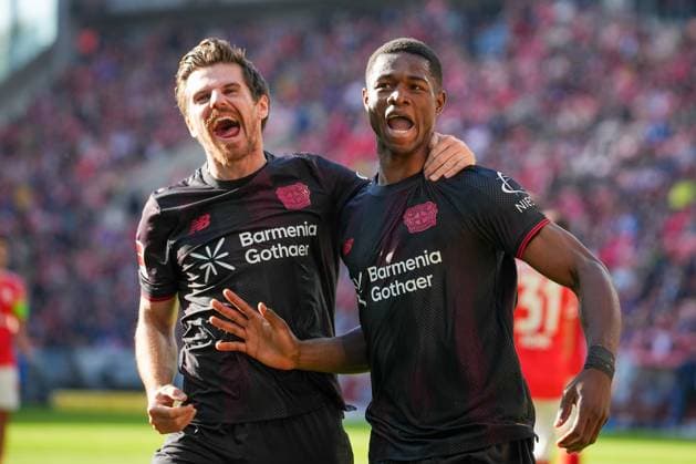 Soccer Bundesliga, Matchday 7, 1 FSV Mainz 05 Bayer 04 Leverkusen on 18 10 2025 in Mainz MEWA ARENA , Germany, Season 2025 2026 DFL REGULATIONS PROHIBIT ANY USE OF PHOTOGRAPHS AS IMAGE SEQUENCES AND OR QUASI VIDEO Christian Kofane 35, LEV celebrates after his goal with Jonas Hofmann 7, LEV Mainz MEWA ARENA Germany Copyright: xChristophxKinzingerx