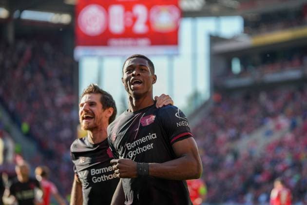 Soccer Bundesliga, Matchday 7, 1 FSV Mainz 05 Bayer 04 Leverkusen on 18 10 2025 in Mainz MEWA ARENA , Germany, Season 2025 2026 DFL REGULATIONS PROHIBIT ANY USE OF PHOTOGRAPHS AS IMAGE SEQUENCES AND OR QUASI VIDEO Christian Kofane 35, LEV celebrates after his goal with Jonas Hofmann 7, LEV Mainz MEWA ARENA Germany Copyright: xChristophxKinzingerx