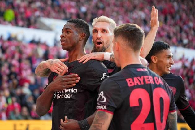 Soccer Bundesliga, Matchday 7, 1 FSV Mainz 05 Bayer 04 Leverkusen on 18 10 2025 in Mainz MEWA ARENA , Germany, Season 2025 2026 DFL REGULATIONS PROHIBIT ANY USE OF PHOTOGRAPHS AS IMAGE SEQUENCES AND OR QUASI VIDEO Christian Kofane 35, LEV celebrates after his goal with Robert Andrich 8, LEV and Alejandro Grimaldo 20, LEV Mainz MEWA ARENA Germany Copyright: xChristophxKinzingerx