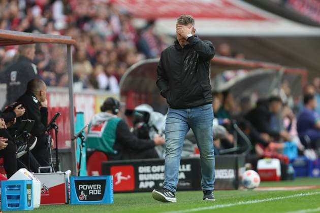 Trainer Lukas Kwasniok (1. FC Koeln) gestikuliert, Gestik waehrend des spiels der Bundesliga zwischen 1. FC Köln und FC Augsburg, RheinEnergieSTADION am 18. October 2025 in Köln, Deutschland. (Foto von Oliver Kaelke DeFodi Images) +++ Trainer Lukas Kwasniok (1. FC Koeln) gestures during the Bundesliga match between 1. FC Köln and FC Augsburg at RheinEnergieSTADION on October 18, 2025 in Köln, Germany. (Photo by Oliver Kaelke DeFodi Images) DFL regulations prohibit any use of photographs as image sequences and or quasi-video. (Photo by Oliver Kaelke DeFodi Images) Trainer Lukas Kwasniok 1 FC Koeln gestures, gestures during the Bundesliga match between 1 FC Köln and FC Augsburg, RheinEnergieSTADION on October 18, 2025 in Köln, Germany Photo by Oliver Kaelke DeFodi Images Trainer Lukas Kwasniok 1 FC Koeln gestures during the Bundesliga match between 1 FC Köln and FC Augsburg at RheinEnergieSTADION on October 18, 2025 in Köln, Germany Photo by Oliver Kaelke DeFodi Images DFL regulations prohibit any use of photographs as image sequences and or quasi video Photo by Oliver Kaelke DeFodi Images