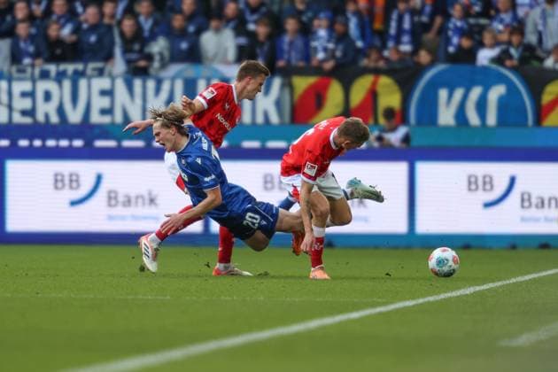 David Herold Karlsruher SC, 20 is fouled by Paul Joly 1 FC Kaiserslautern, 26 and Fabian Kunze 1 FC Kaiserslautern, 06 , Karlsruher SC vs 1 FC Kaiserslautern, 2 Bundesliga, Matchday 9, 2025 2026, 18 10 2025, DFL REGULATES PROHIBIT ANY USE OF PHOTOGRAPHS AS IMAGE SEQUENCES AND OR QUASI VIDEO, Karlsruher SC vs 1 FC Kaiserslautern, 2 Bundesliga, Matchday 9, 2025 2026, 18 10 2025 Karlsruhe Copyright: xEibner-Pressefoto JanxPrihodax EP_JPA