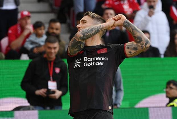 18 10 2025, xjrdrx, Fussball 1 Bundesliga, FSV Mainz 05 Bayer 04 Leverkusen v l Alejandro Grimaldo Bayer Leverkusen celebrate the goal, Der Torjubel zum 0 1 DFL DFB REGULATIONS PROHIBIT ANY USE OF PHOTOGRAPHS as IMAGE SEQUENCES and or QUASI VIDEO Mainz