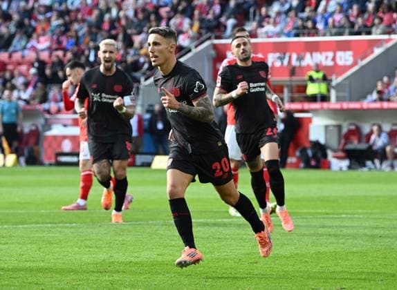 18 10 2025, xjrdrx, Fussball 1 Bundesliga, FSV Mainz 05 Bayer 04 Leverkusen v l Alejandro Grimaldo Bayer Leverkusen celebrate the goal, Der Torjubel zum 0 1 DFL DFB REGULATIONS PROHIBIT ANY USE OF PHOTOGRAPHS as IMAGE SEQUENCES and or QUASI VIDEO Mainz
