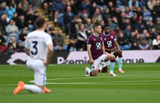 Players take a knee before kick off Burnley v Leeds United, Premier League, Football, Turf Moor, Burnley, UK - 18 Oct 2025Leeds Turf Moor United Kingdom EDITORIAL USE ONLY No use with unauthorised audio, video, data, fixture lists, club league logos or live services. Online in-match use limited to 120 images, no video emulation. No use in betting, games or single club league player publications.  Copyright: xAnnaxGowthorpe Shutterstockx 15544973t