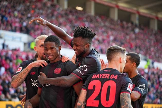 Soccer Bundesliga, Matchday 7, 1 FSV Mainz 05 Bayer 04 Leverkusen on 18 10 2025 in Mainz MEWA ARENA , Germany, Season 2025 2026 DFL REGULATIONS PROHIBIT ANY USE OF PHOTOGRAPHS AS IMAGE SEQUENCES AND OR QUASI VIDEO Collective cheering after Christian Kofanes goal 35, LEV In the picture Robert Andrich 8, LEV , Alejandro Grimaldo 20, LEV , Edmond Tapsoba 12, LEV and Arthur Soares 13, LEV Mainz MEWA ARENA Germany Copyright: xChristophxKinzingerx